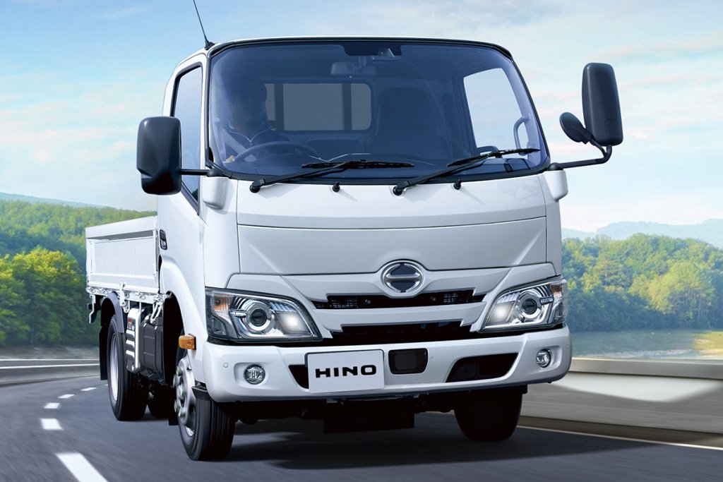 日野「デュトロ」のフロントフェイスが微妙に変わった！　トヨタ向けOEM車「ダイナ」とともに一部改良
