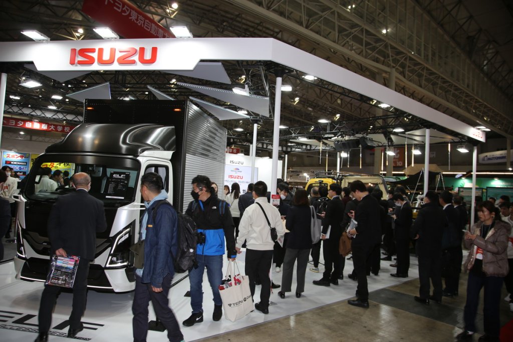 「東京オートサロン2024」にエルフのカスタムトラック登場！　来場者の注目を集めたいすゞＡ＆Ｓの出展車両