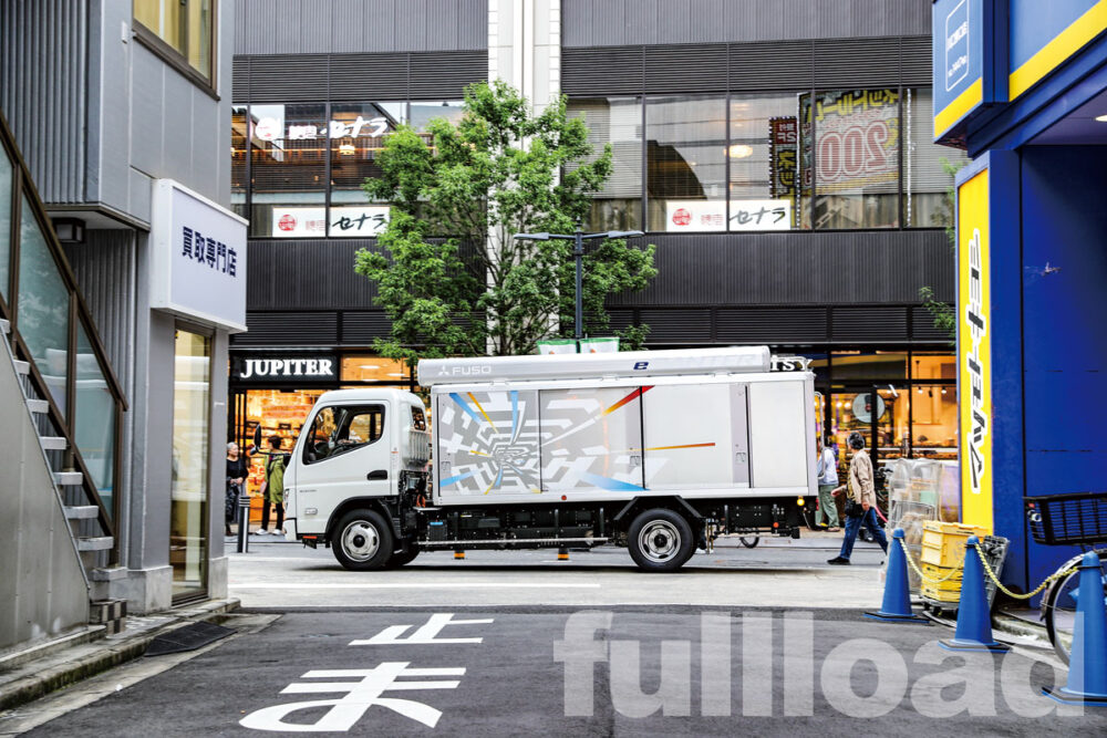 商店街をゆくeキャンター。人通りの中をフォーンという車両接近通報装置の音とともにお邪魔してみた。さまざまな音が交わる中では気づかれないこともあるのだが、静かだとお邪魔感も薄いような印象を受けた